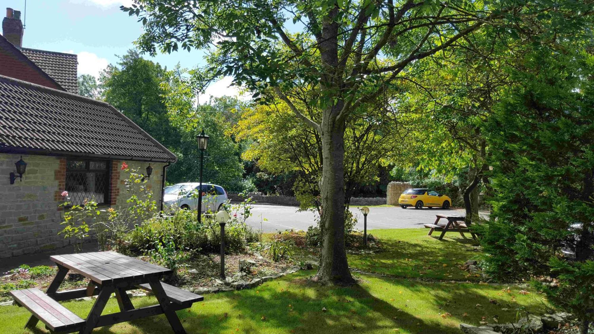 Oyo The Walnut Tree Hotel West Camel Kültér fotó